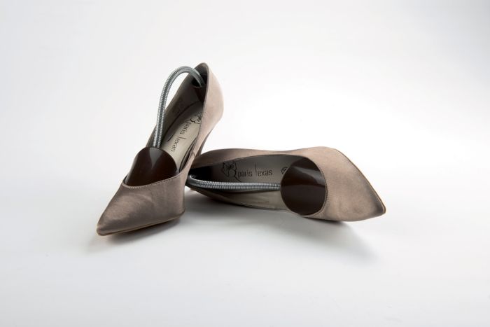 1 Pair of "Smart" Shoe Trees 2 Compactor